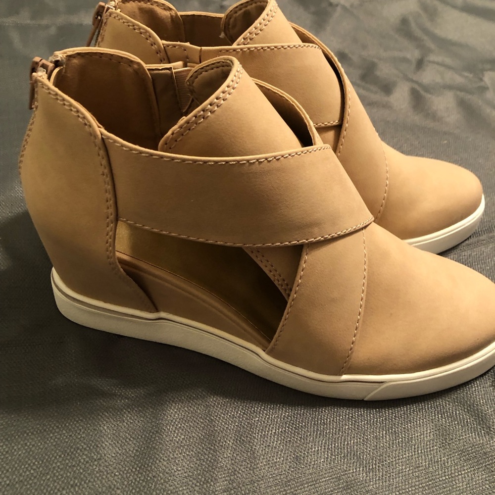 Maurices size 10 Taupe Shoes